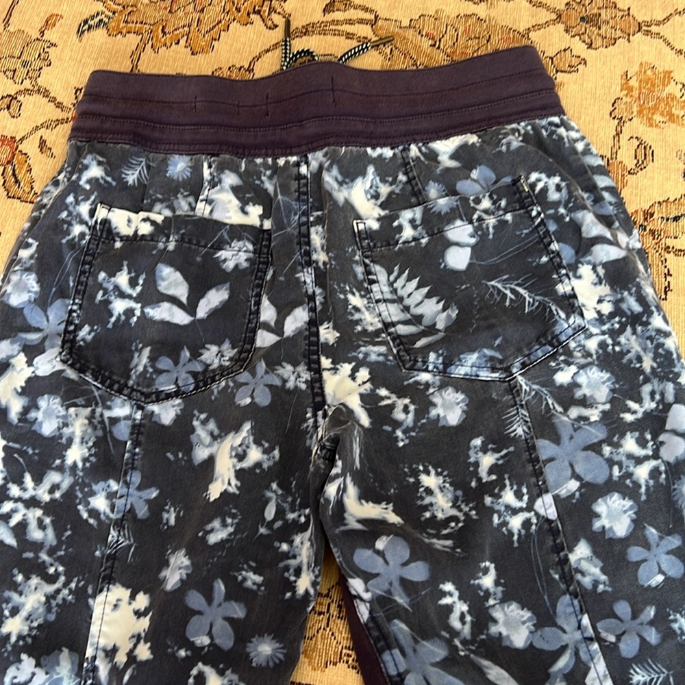Adorable Anthro Blue Floral Joggers - Picture 8 of 12